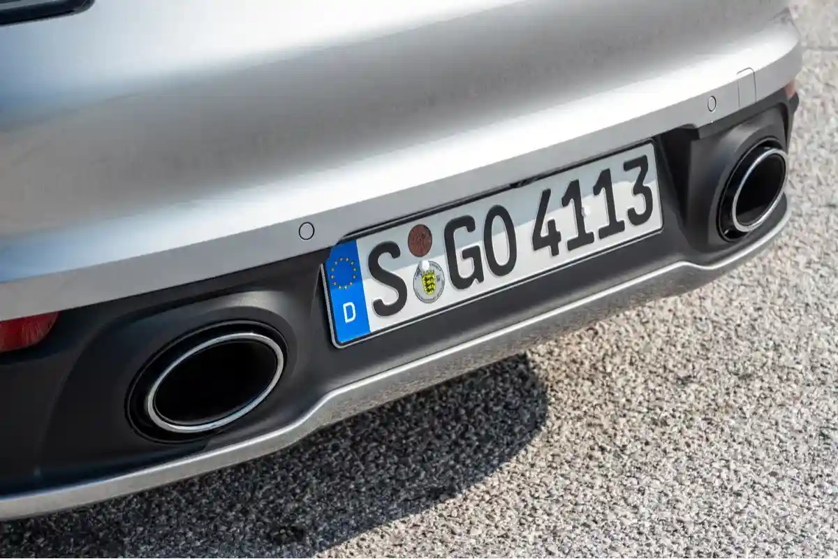 Автомобильные номерные знаки в Германии. Фото: classic topcar / Shutterstock.com