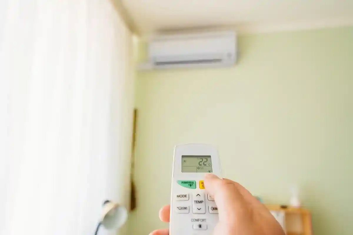 Как быстро охладить квартиру: чтобы кондиционер работал эффективно, его должен устанавливать мастер Фото: Andrey Sayfutdinov / Shutterstock.com