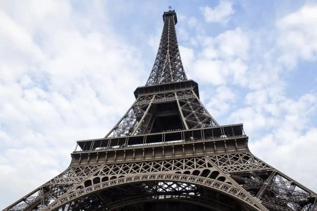 Ржавая Эйфелева башня требует срочного капремонта. Фото: anotherwork91a / Shutterstock.com