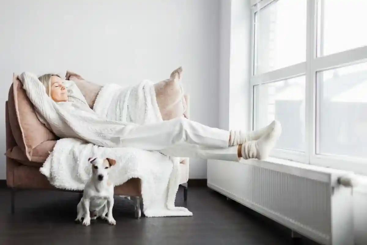 Как очистить воздух в комнате. Фото: Gladskikh Tatiana / Shutterstock.com