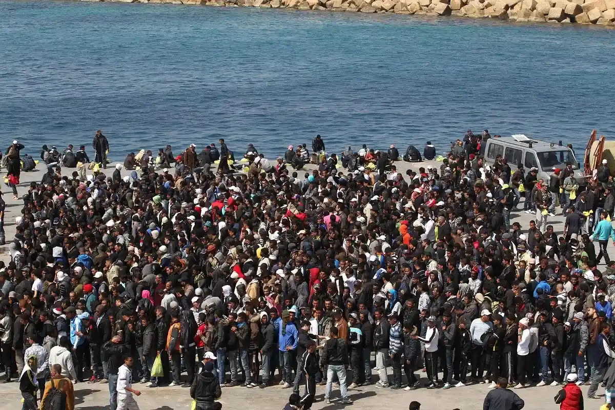 «Позорный» лагерь для беженцев на острове Лампедуза эвакуируют