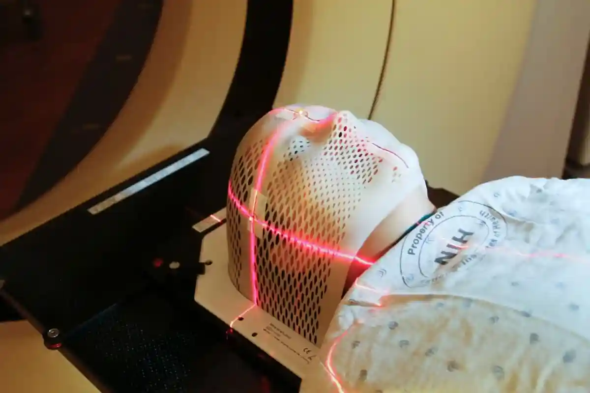 Лазеры используются для позиционирования модели пациента в короткой лицевой маске в компьютерном томографе (КТ) для получения изображений опухоли перед лучевой терапией Фото: National Cancer Institute / Unsplash.com