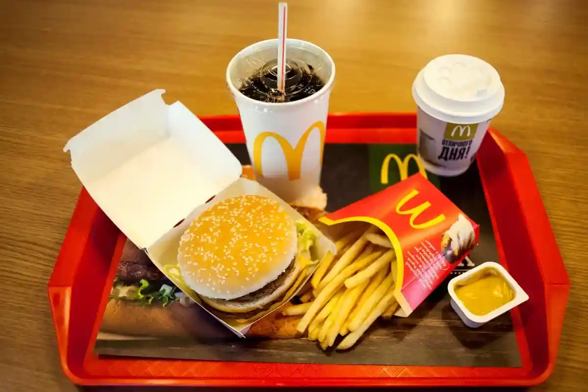Британский McDonald's повышает цену на чизбургер впервые за 14 лет. Фото: 8th.creator / Shutterstock.com
