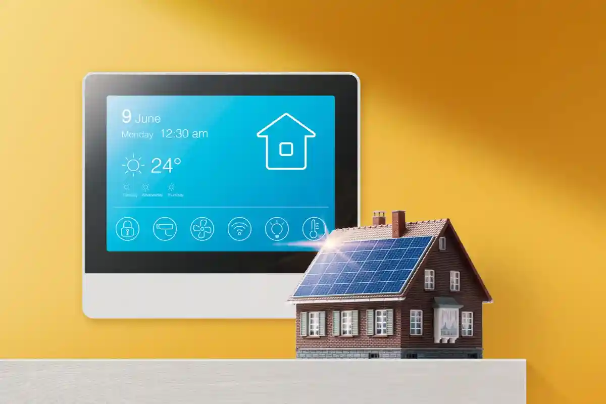 Модель дома с солнечной батареей Фото: Stokkete / Shutterstock.com