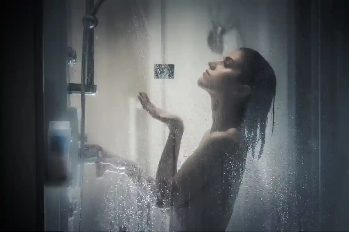 Можно ли принимать душ или ванну ночью? Фото: eldar nurkovic / Shutterstock.com