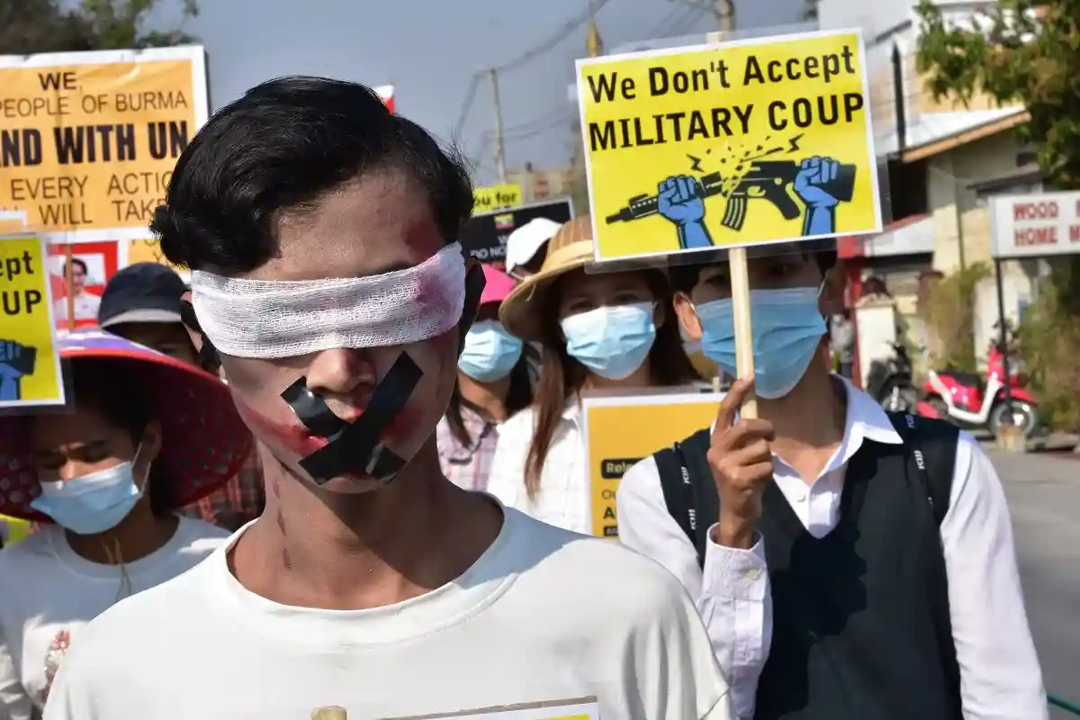 Военный переворот в Мьянме в 2021 году был встречен протестами. Фото: R. Bociaga / Shutterstock.com 