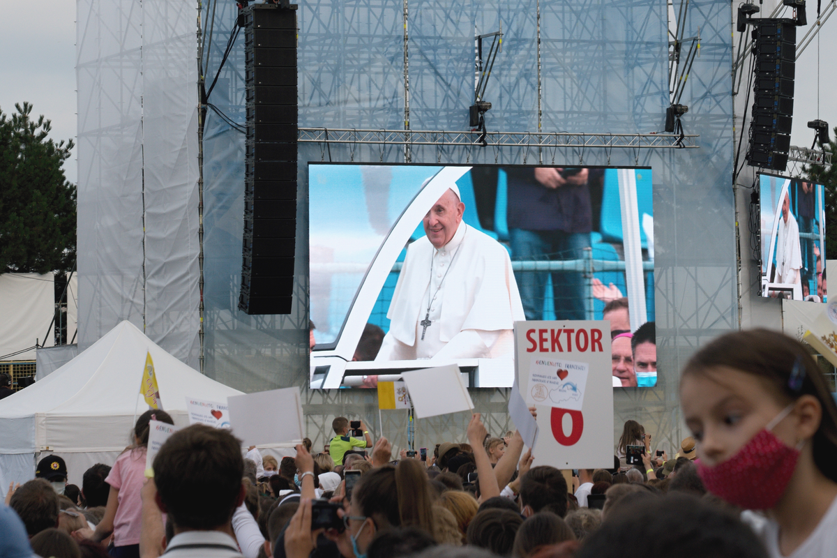 На стадионной проповеди присутствовало до 50 тысяч человек. Фото: Vladimir Lopusniak / shutterstock.com