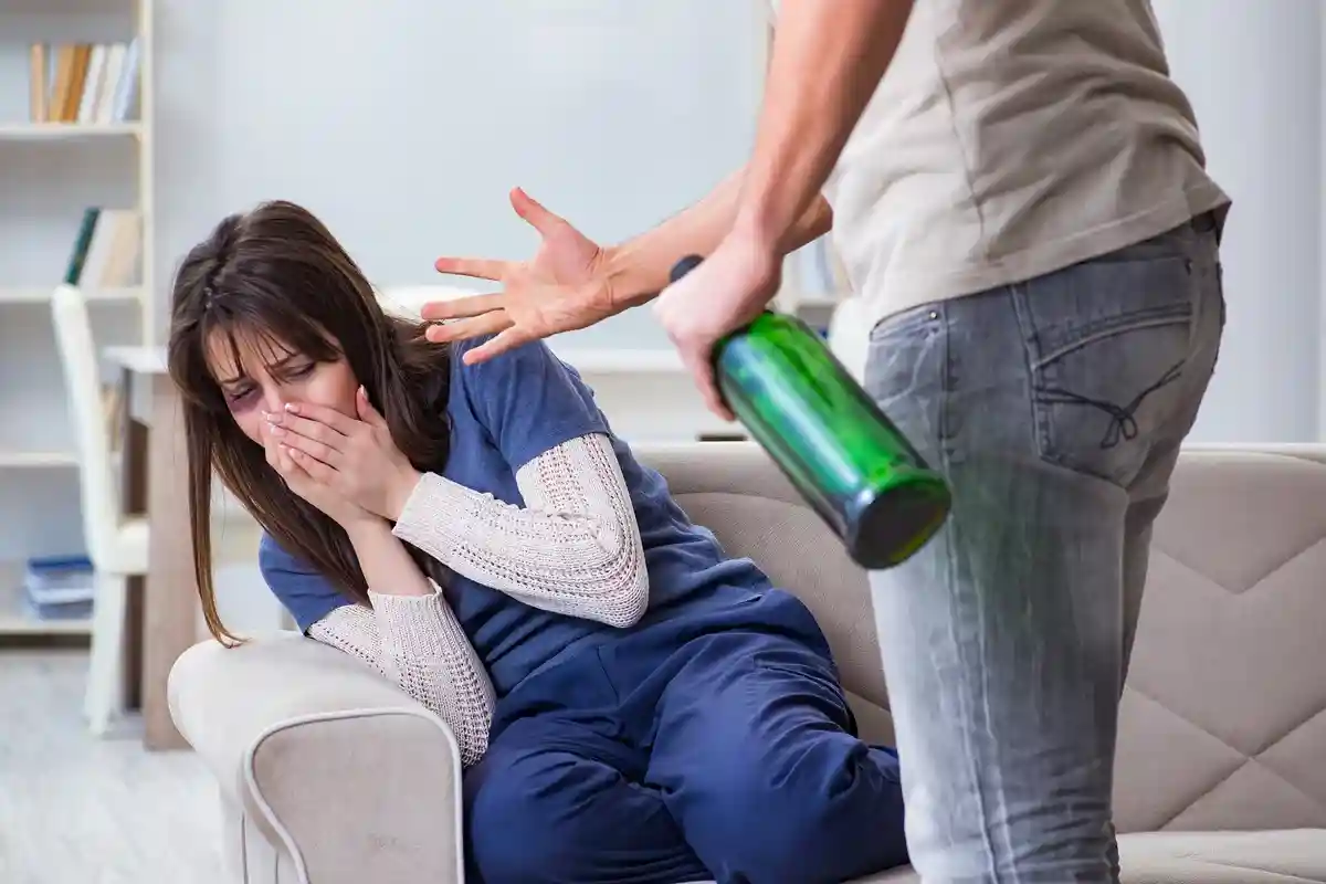 Почему алкоголь пробуждает агрессивность. Фото: Elnur / Shutterstock.com