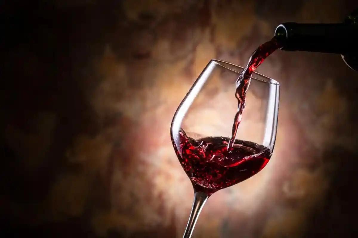 Полезно ли красное вино для сердца. Фото: jazz3311 / Shutterstock.com