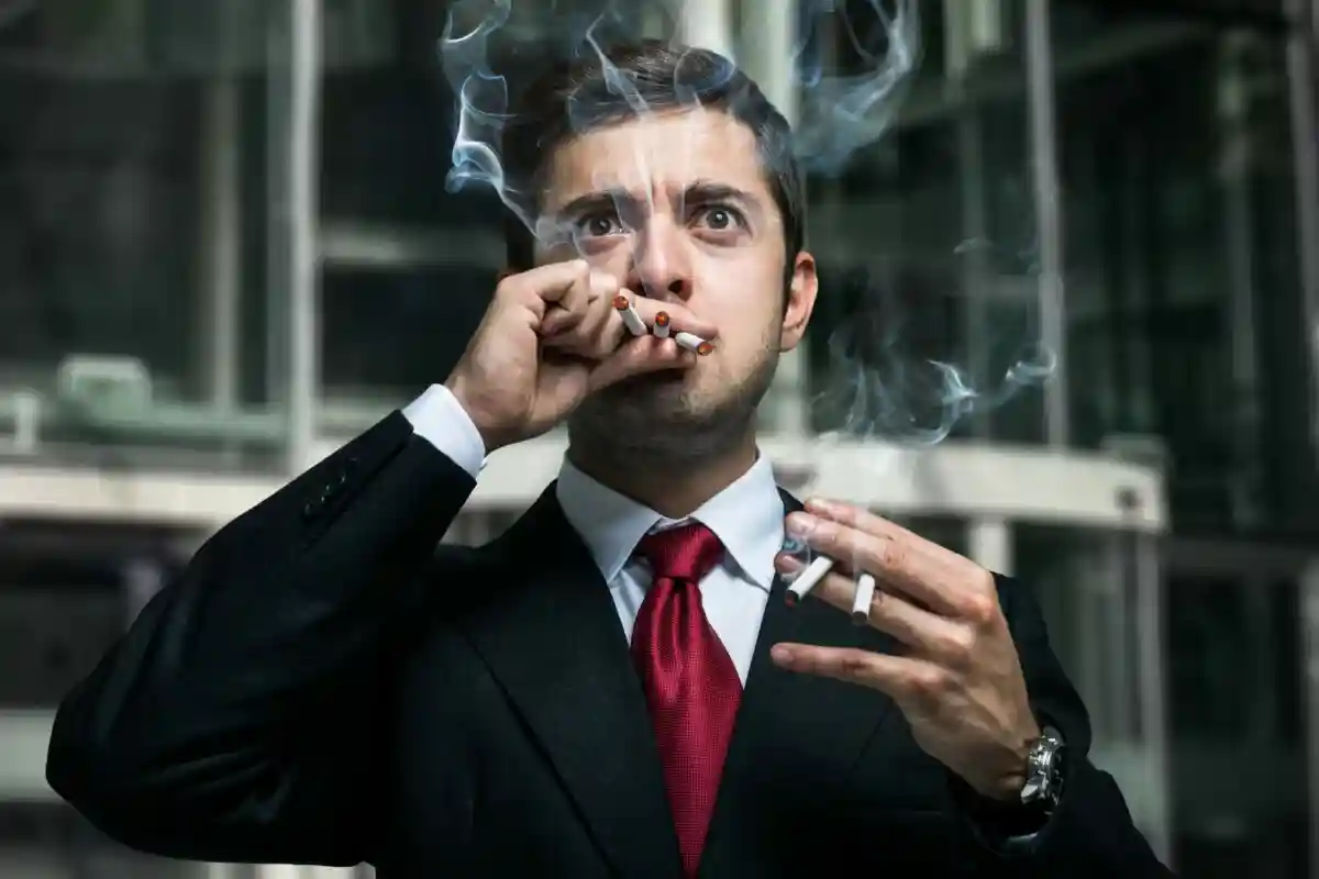 Последствия курения на рабочем месте в Германии. Фото: Minerva Studio / Shutterstock.com