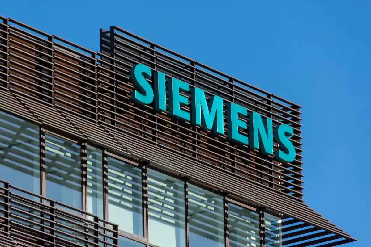 Компания SiemКомпания Siemens решает проблемы с логистикой для отправки турбины. Фото: HJBC / Shutterstock.com