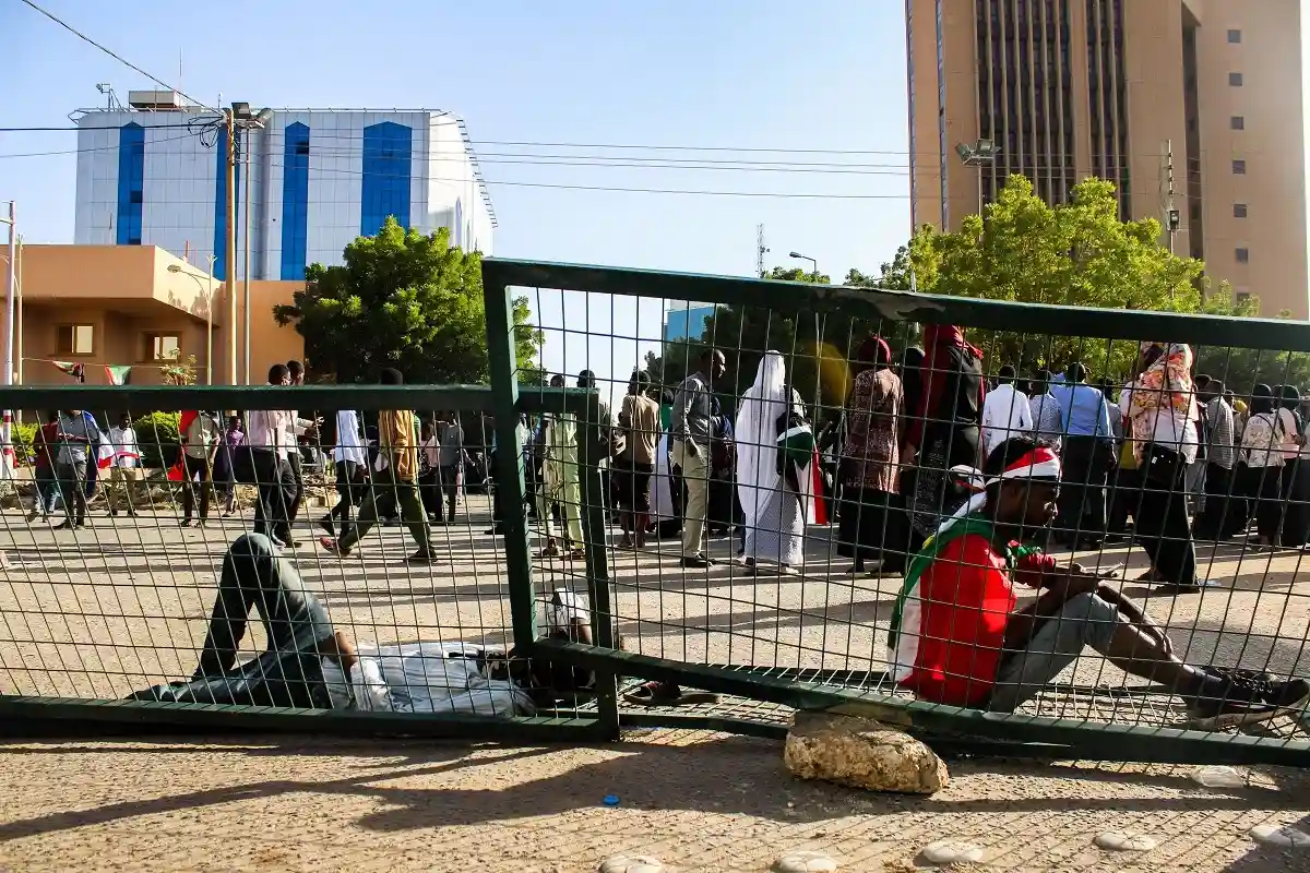 Полиция в Судане применила слезоточивый газ против толпы