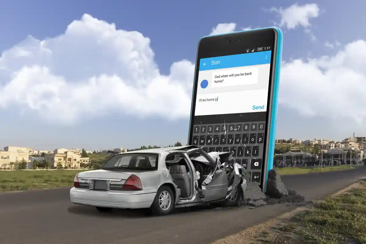 Водитель автомобиля не должен отвлекаться на телефон во время езды. Иначе может произойти авария Фото: Mosab Bilto / Shutterstock.com