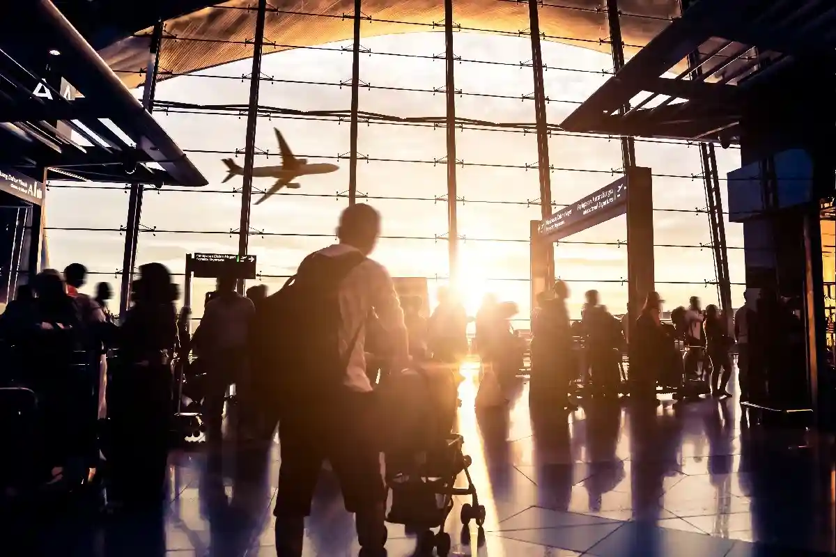 В последнее время в немецких аэропортах царит хаос: рейсы отменяют, задерживают, пассажирам приходится тратить много времени на регистрацию. Фото: 06photo / Shutterstock.com