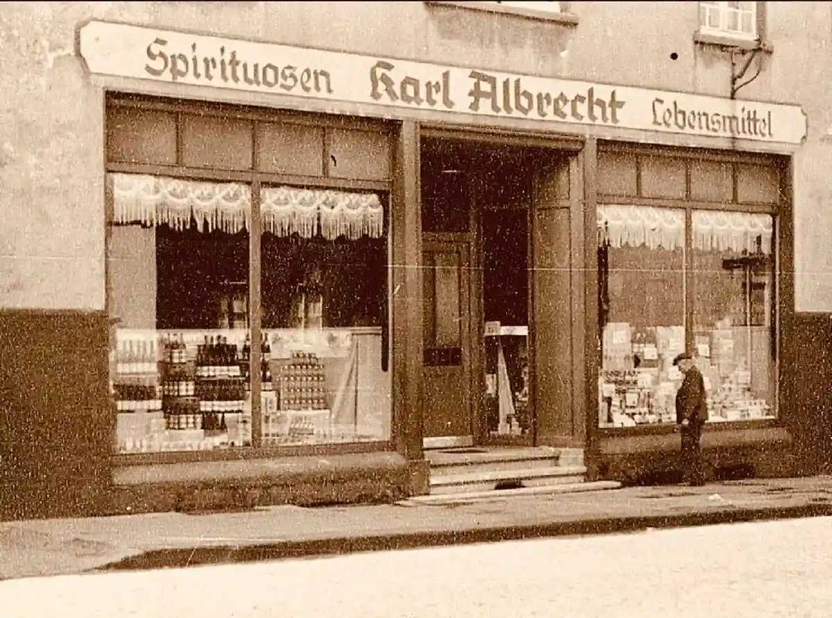 Aldi откроет сотни магазинов в Китае. Первый магазин Карла Альбрехта появился в Эссене в 1913 году. Фото: @EmpressThea527 / twitter.com