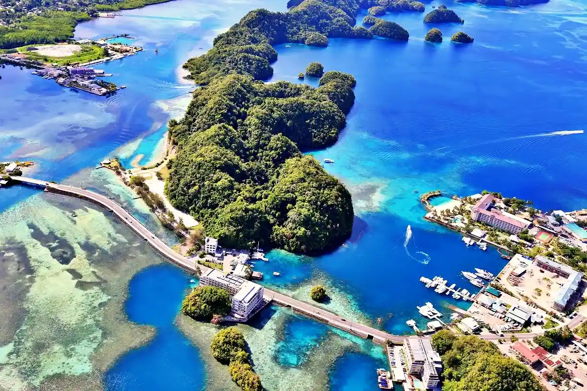 Аналена Бербок посетила Палау. Многие культурные объекты на островах могут полностью исчезнуть под водой