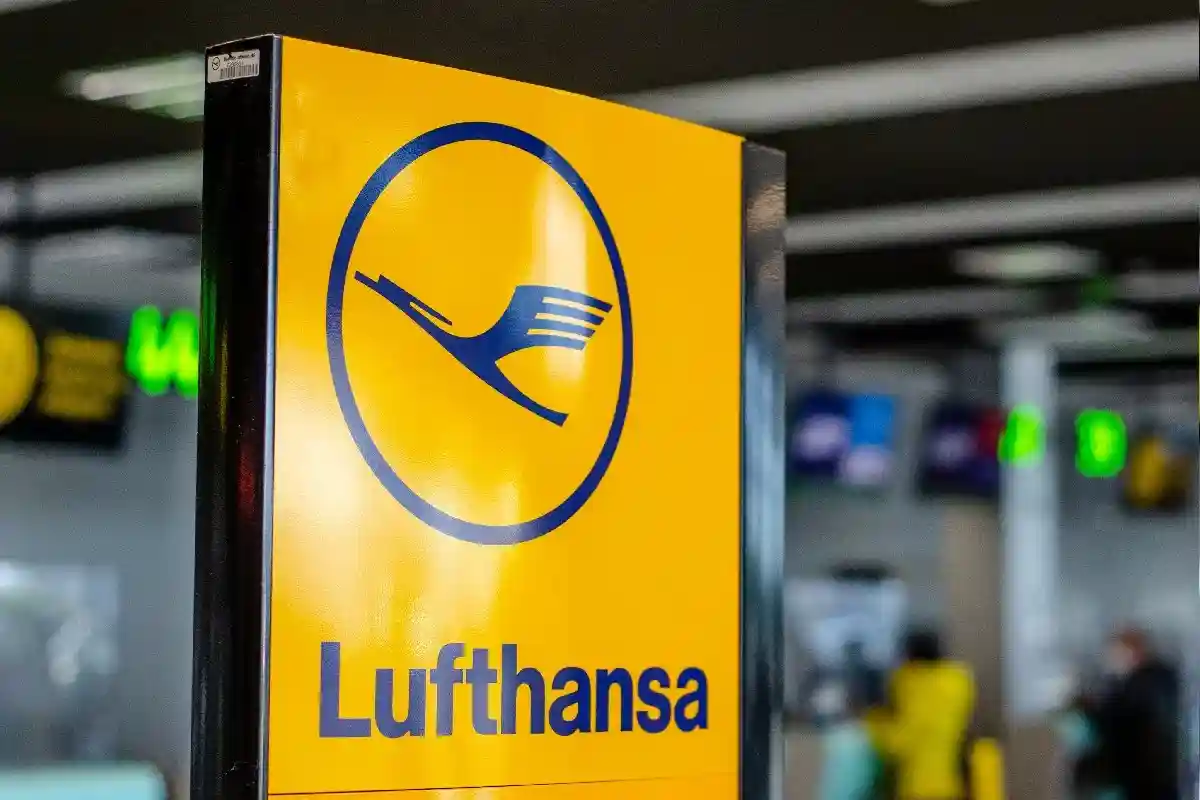Согласно Lufthansa, пассажиры должны всегда проверять статус своего рейса на веб-сайте компании. Фото: Lutsenko_Oleksandr / Shutterstock.com