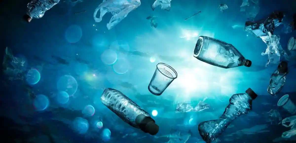 Бактерии, перерабатывающие пластик — ключ к очистке мирового океана от мусора. Фото: Romolo Tavani / shutterstock.com