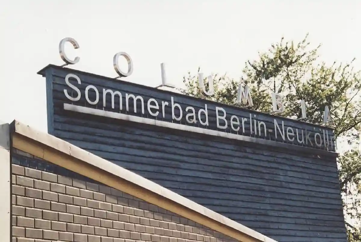 Бассейн «Колумбия» будут патрулировать в том числе полицейские в штатском. Берлинский летний бассейн в Нойкельне долгое время считался самым печально известным открытым бассейном в столице. Фото: @Uta_Braeuer / twitter.com