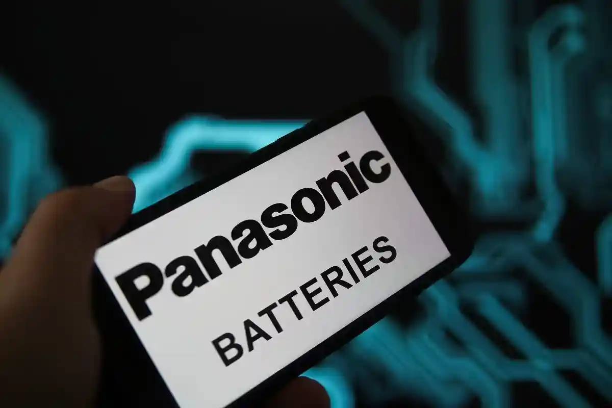 Panasonic будет поставлять батареи Tesla. Фото: Ralf Liebhold / Shutterstock.com 