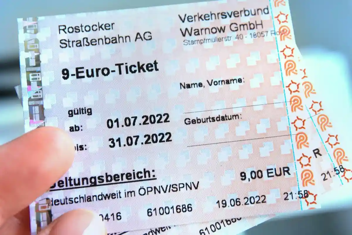Советы по путешествию в Германию: купите билет за 9 евро, который позволяет путешествовать по всей Германии. Фото: Elpisterra / Shutterstock.