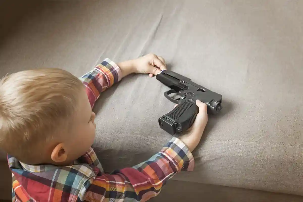 Новая трагедия в США: пятилетний мальчик случайно застрелил своего брата