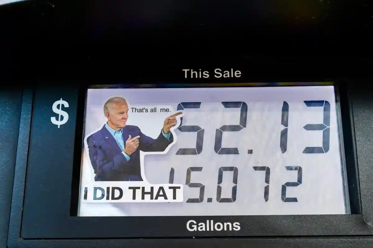 Цена бензина в США падает. Фото: arak7 / Shutterstock.com