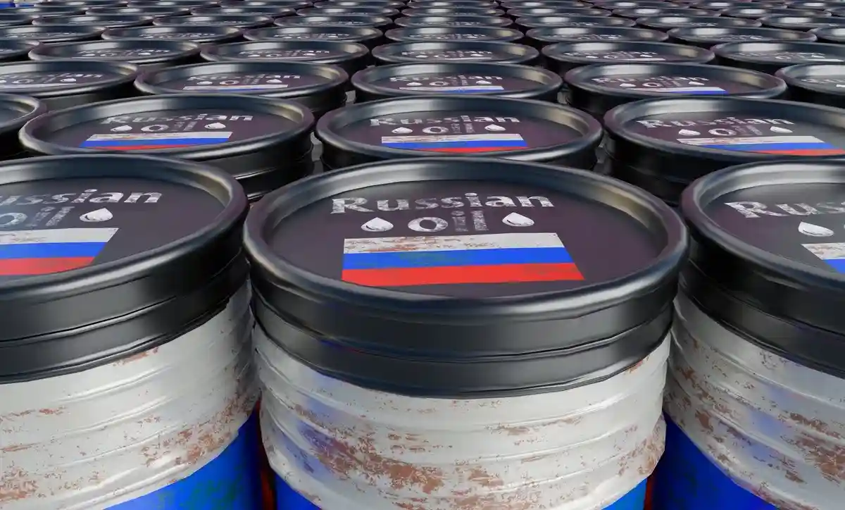 Цены на нефть поднимутся, если не ввести ограничение для стоимости российской нефти. Фото: Fly Of Swallow Studio / shutterstock.com