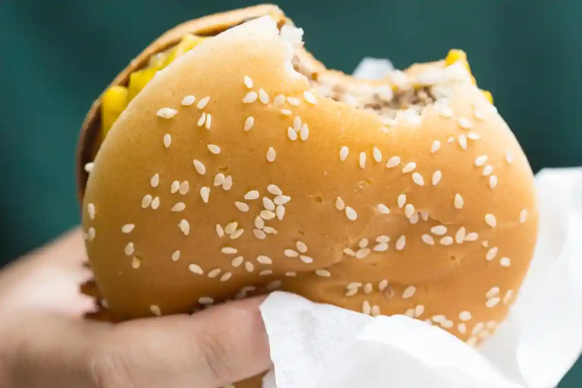 Британский McDonald's повышает цену на чизбургер впервые за 14 лет. Фото: Stella Photography / Shutterstock.com