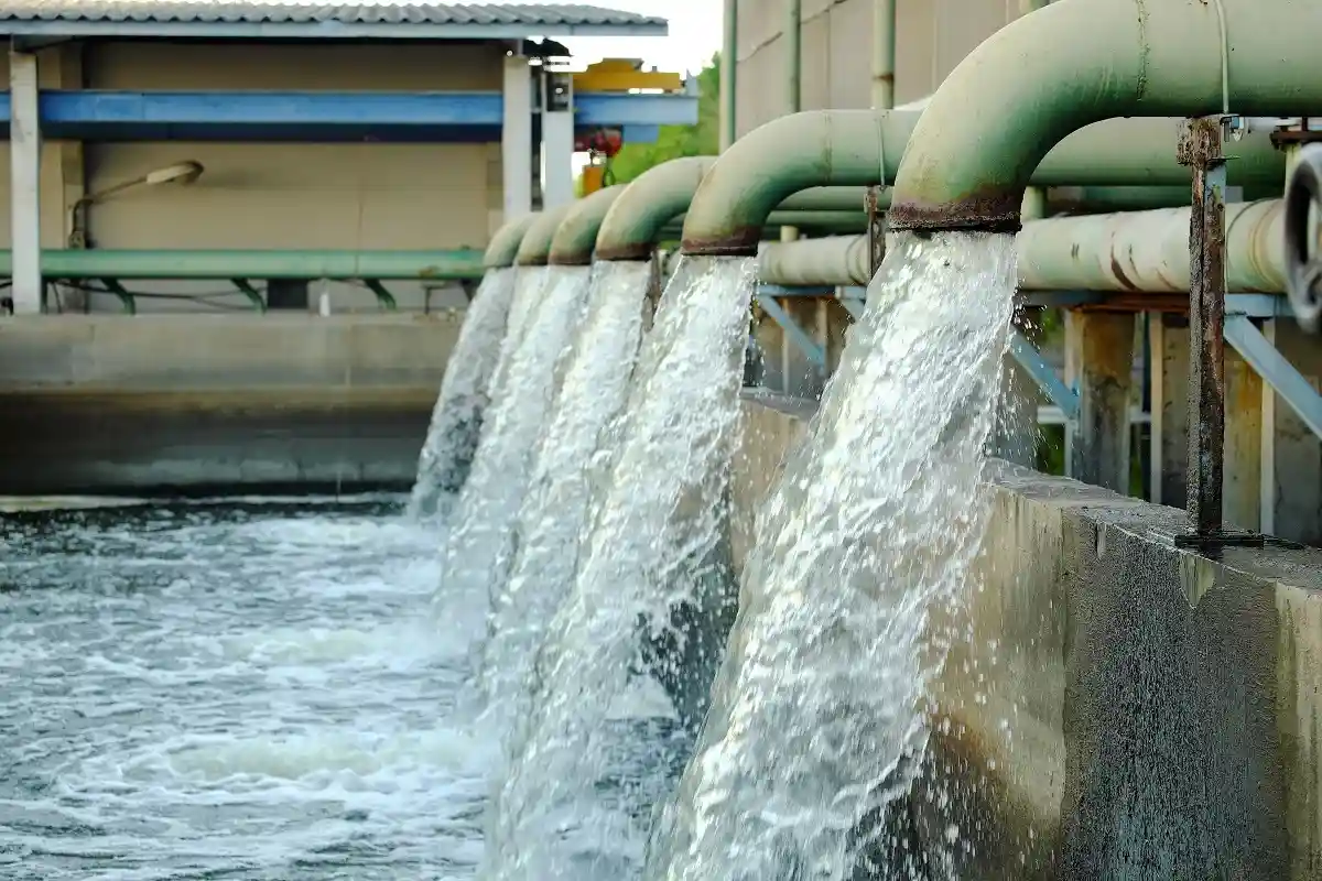 Дефицит воды в промышленности. Фото: ToptoDown / Shutterstock.com