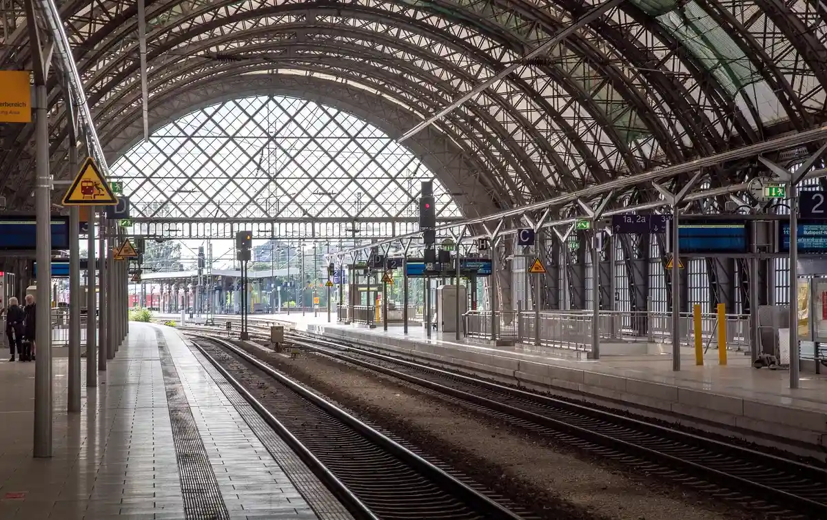 Deutsche Bahn больше не будет продавать здания вокзалов частным инвесторам. Фото: Jiaye Liu / Shutterstock.com