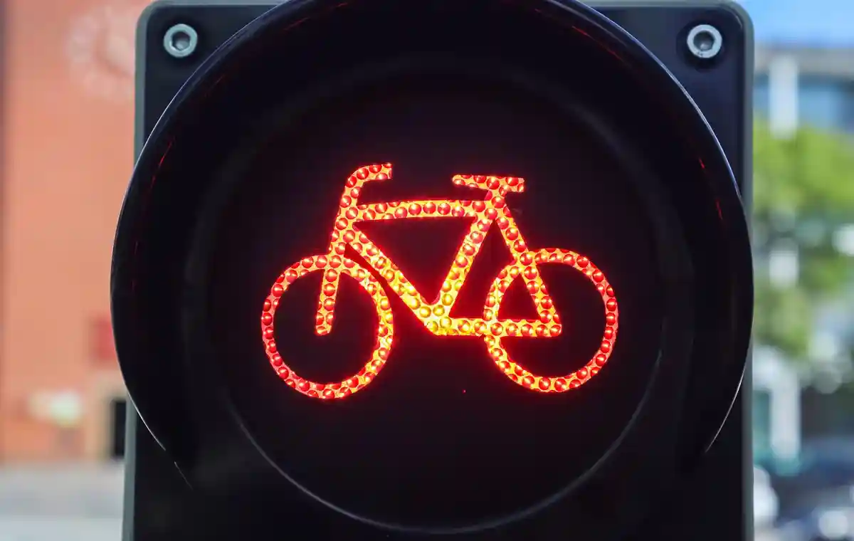 Длительное время ожидания на светофорах нервирует велосипедистов и пешеходов. Фото: MP Foto / Shutterstock.com