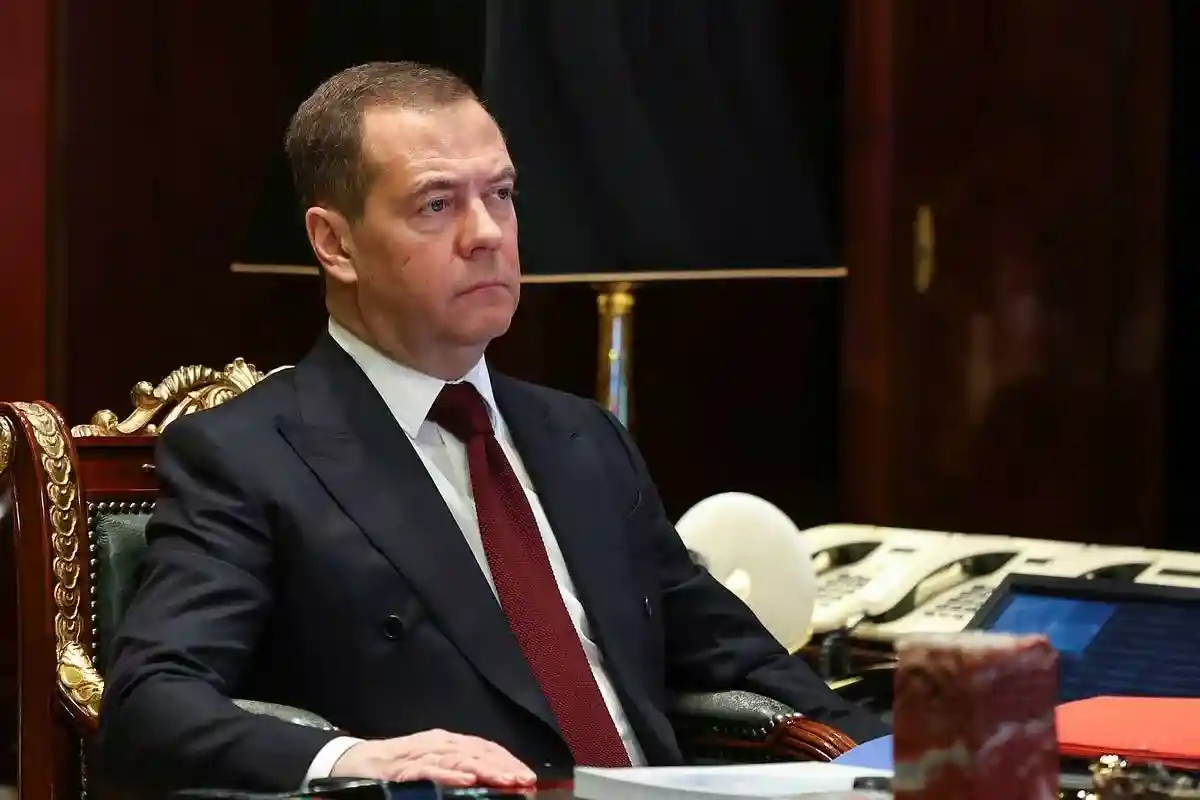 Дмитрий Медведев угрожает США ядерным оружием