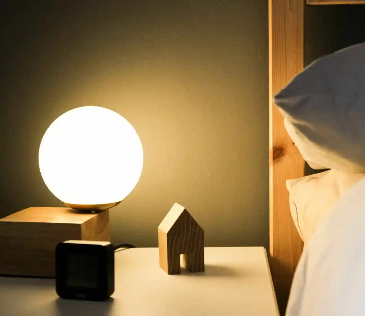 Сделайте спальню тихой и темной и обеспечьте комфортную температуру. Фото: Beazy/Unsplash.com