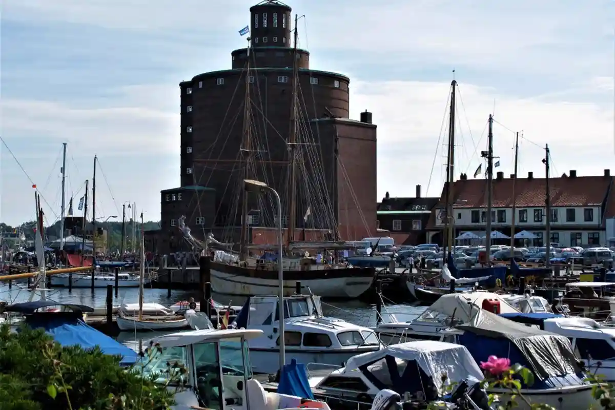 Порт с кораблями и круглой башней для силоса в Федеральной земле Шлезвиг-Гольштейн, Германия. Фото: biszumhorizont.de