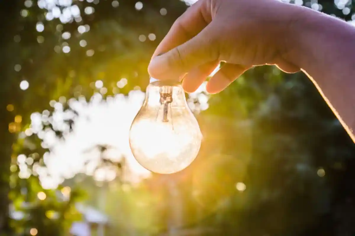 Правительство призывает к экономии электроэнергии. Фото: lovelyday12 / Shutterstock.