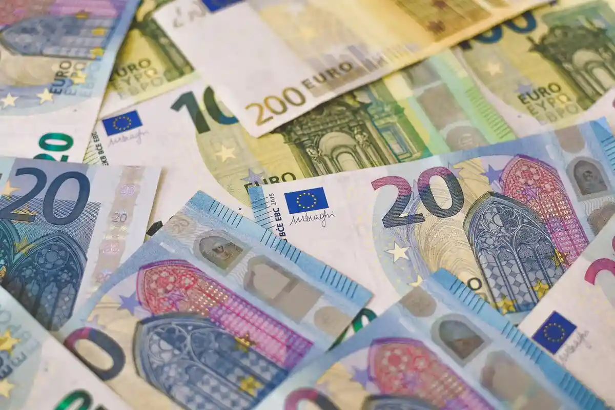 Часто подделывают банкноты в размере 20 и 50 евро. Фото: Ibrahim Boran / Unsplash.com