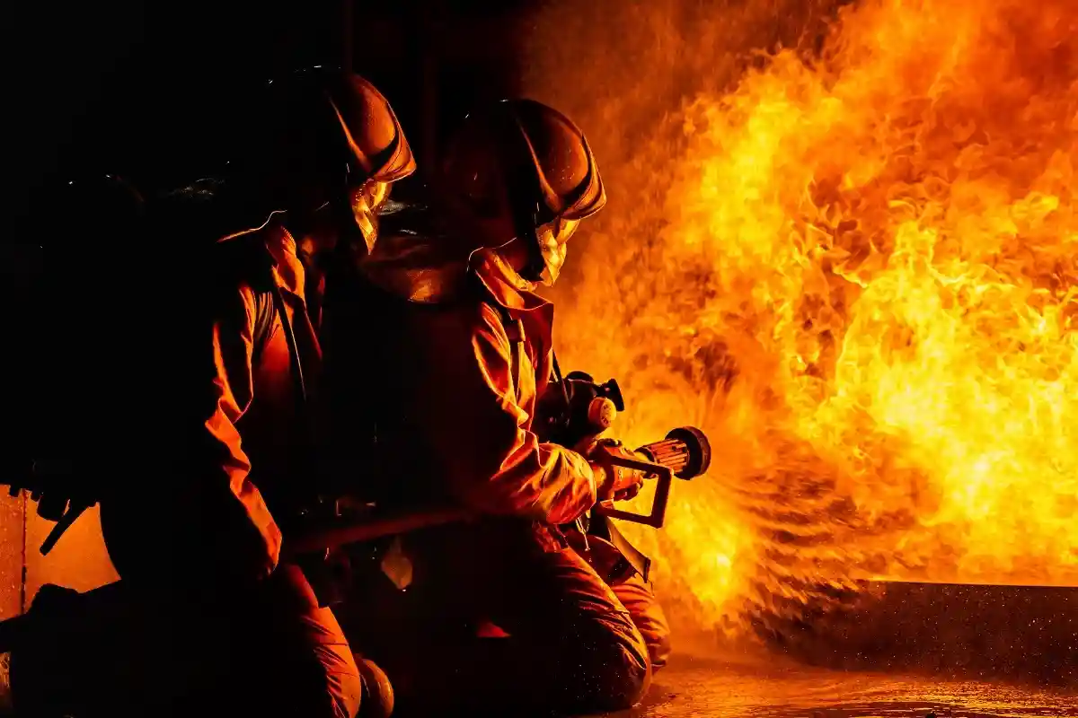 127 пожарных расчетов пытаются локализовать пожар на целлюлозном заводе.
