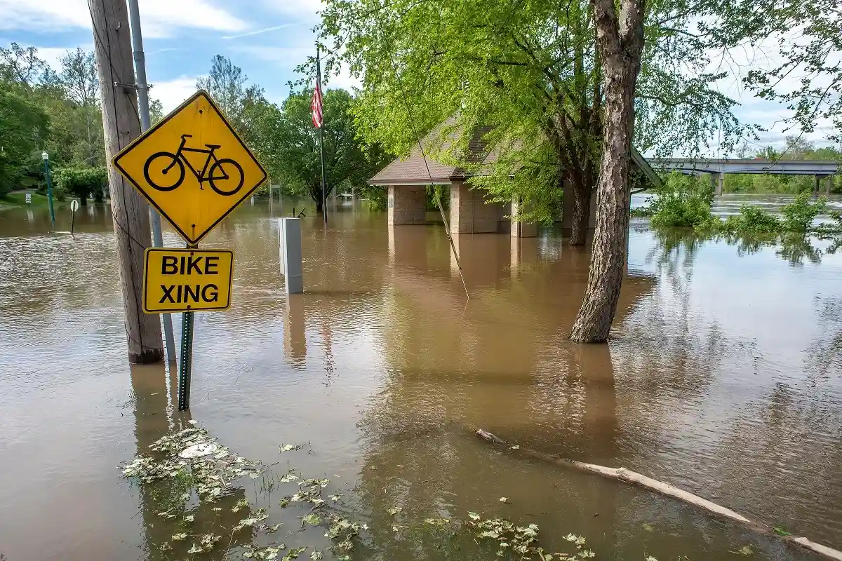 Наводнение в Сент-Луисе: сотни людей оказались в ловушке