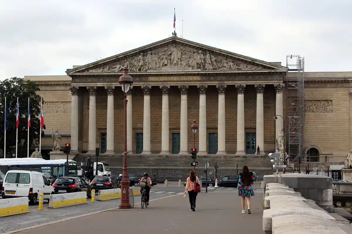 В Национальной ассамблее Франции предложили сказать нет галстукам, но идея не прошла. Фото: David van Mill / Flickr.com