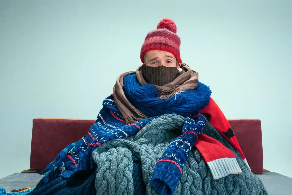 Теперь дома необходимо теплее одеваться, чтобы согреться. Фото: Master1305 / Shutterstock.com