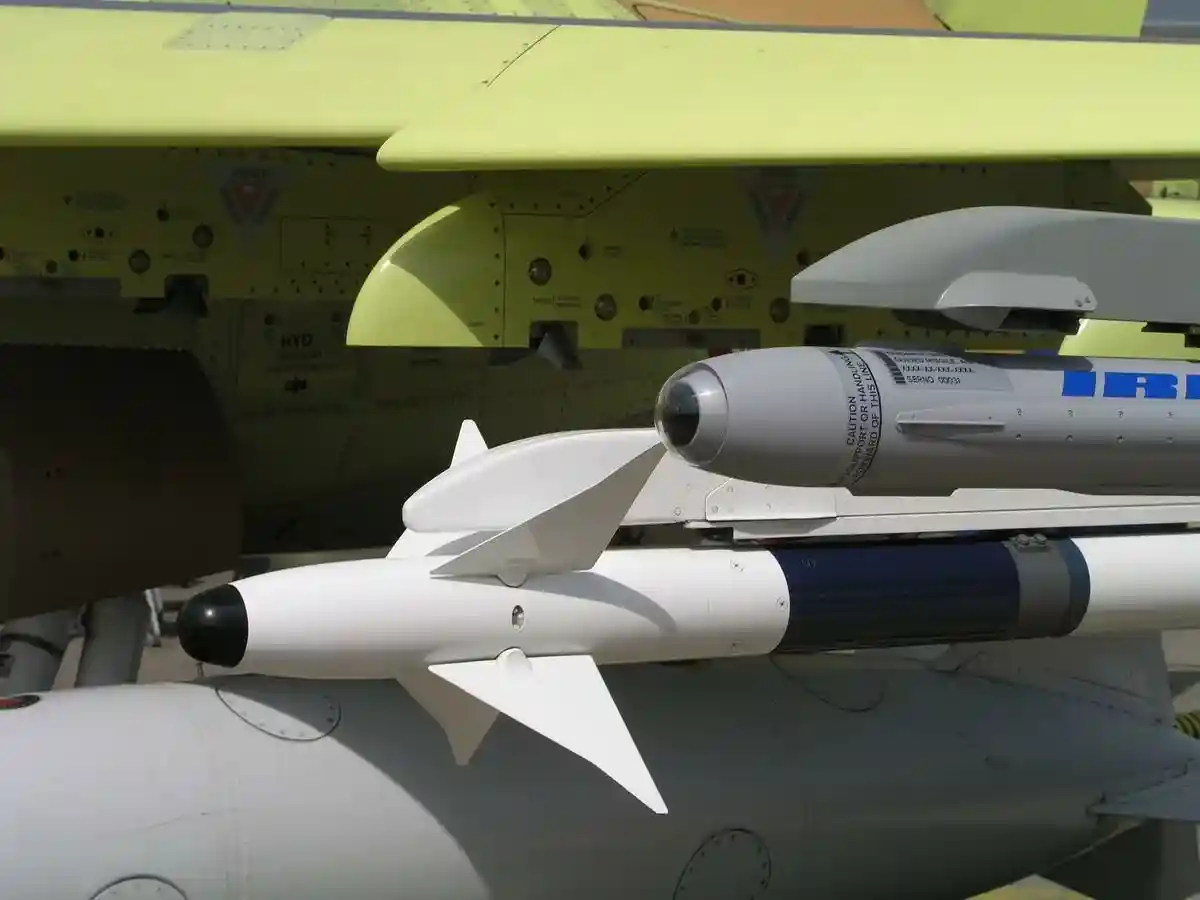 Германия задерживает поставки IRIS и другого вооружения в Украину. Фото: Flying Camera / shutterstock.com