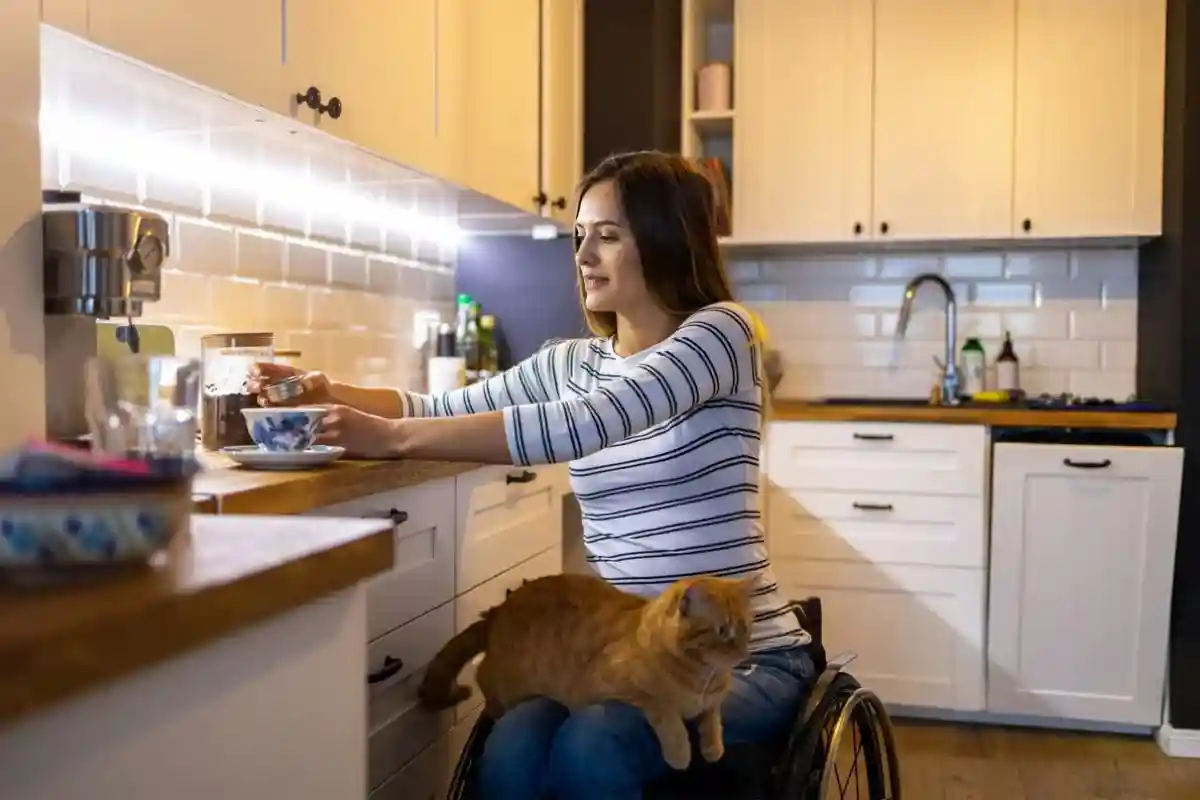квартиры оказались слишком дорогие для женщины инвалида. Фото: pikselstock / Shutterstock.
