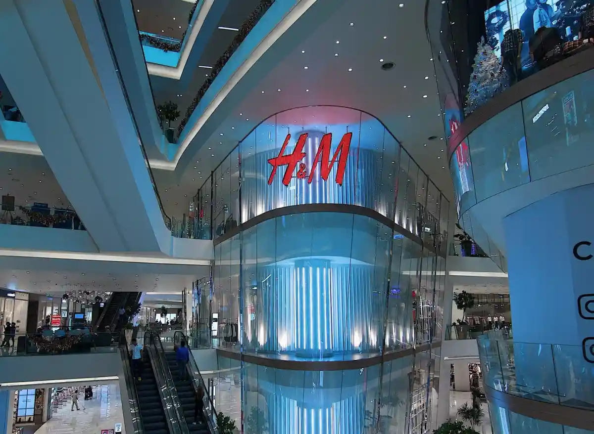 Шведская компания H&M — это второй по величине глобальный ретейлер одежды. Фото: Psk Slayer/Unsplash.com