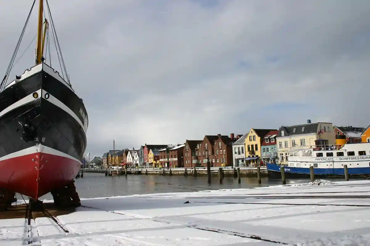 Хузум, Шлезвиг-Гольштейн. Этот корабль на историческом стапеле бывшей верфи служит в наше время музеем. Фото: bergfex.at