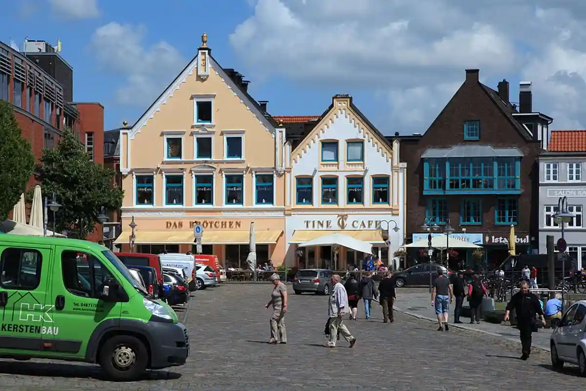 Старинные здания и кафетерии на рыночной площади. Фото: wikimedia.org