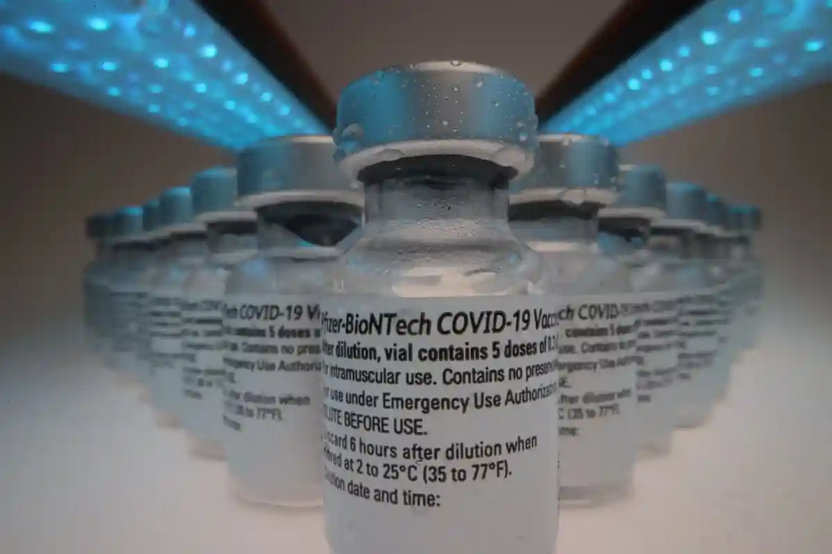 Pfizer начал среднесрочные испытания вакцины против Омикрона