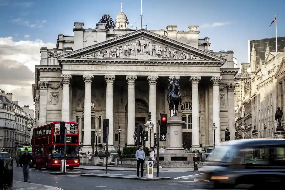 Британские предприятия не ожидают роста, поскольку Банк Англии поднимет ключевую ставку на следующей неделе. Фото: QQ7 / shutterstock.com