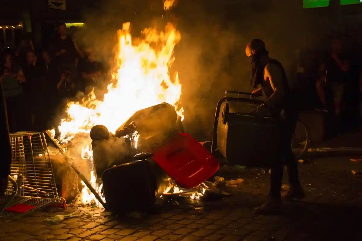 Как изменился левый экстремизм в Гамбурге со времени саммита G20. Протестующие устраивают поджоги в центре Гамбурга во время саммита G20. Фото: Ewa Draze / shutterstock.com