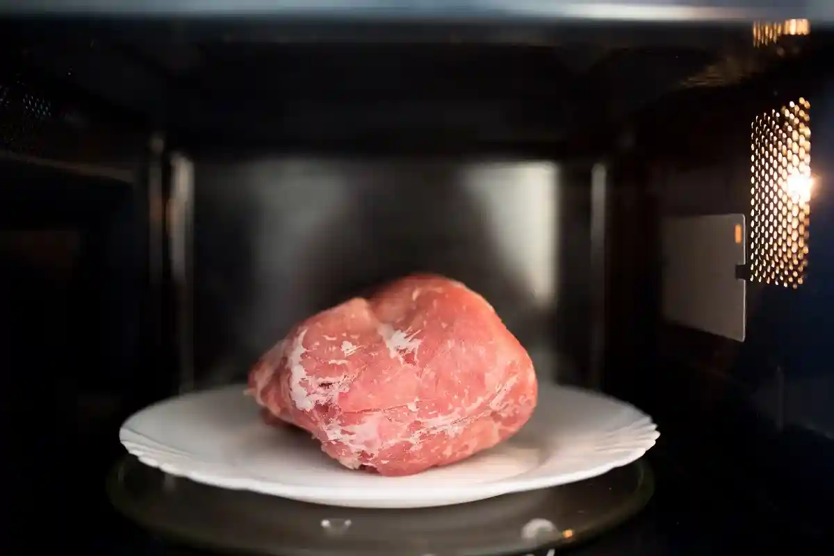 Как разморозить мясо в микроволновой печи. Фото: Korneeva Kristina / Shutterstock.com